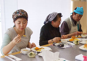 いよいよ試食開始！「おいしい！」の連発でした。