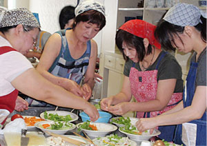 料理ができたら、協力してきれいに盛り付け！