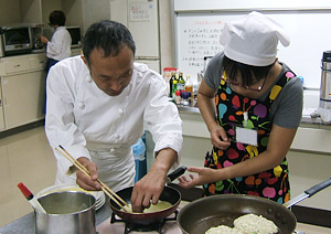 先生からクレープ焼き方を指導！上手に焼けました。