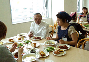 先生も一緒に試食タイムです。ソースから作った煮込みハンバーグ美味しかったですね！